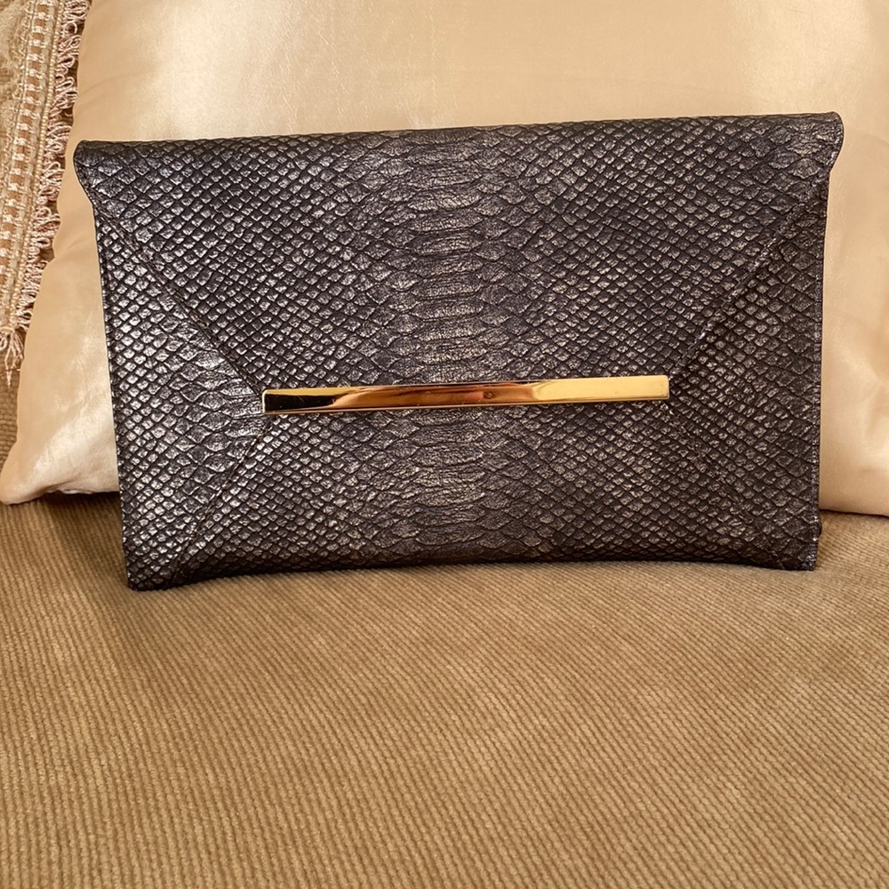 Used but in great condition hand clutch